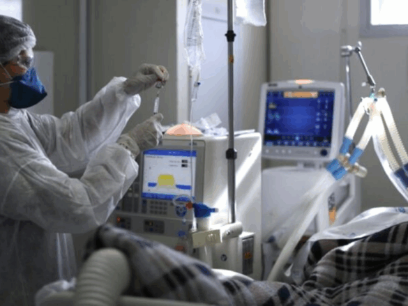Falta de protocolo nacional, com orientações sobre intubação, é citado por médicos como uma das razões para os números altos de mortes no Brasil