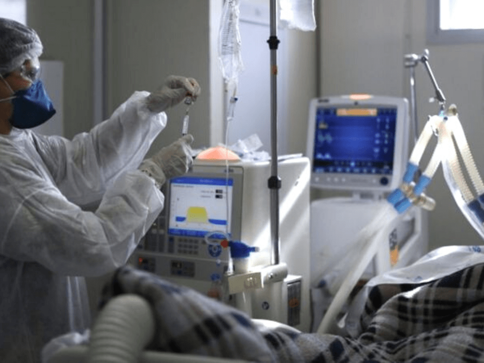 Falta de protocolo nacional, com orientações sobre intubação, é citado por médicos como uma das razões para os números altos de mortes no Brasil