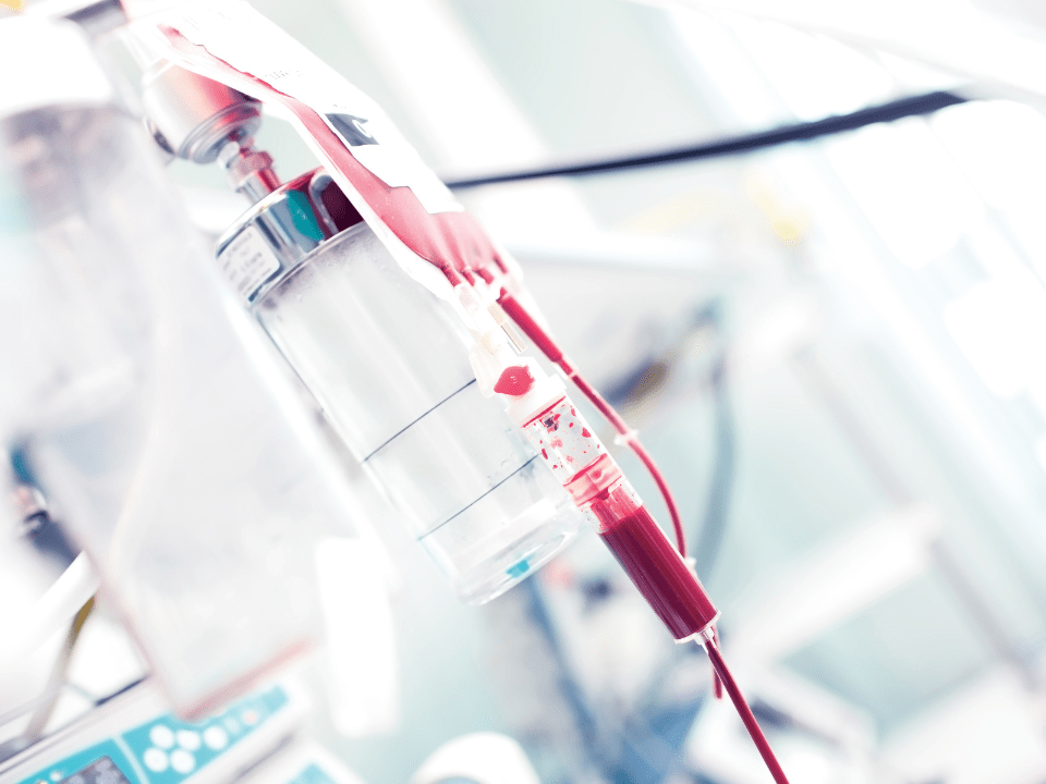 O que é a hemoterapia? Médicos explicam se uso do próprio sangue funciona