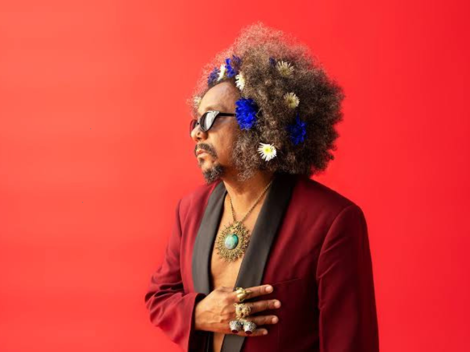 As possibilidades de vozes permeadas pela polifonia, dialogismo e carnavalização na canção "Béradêro", de Chico César.