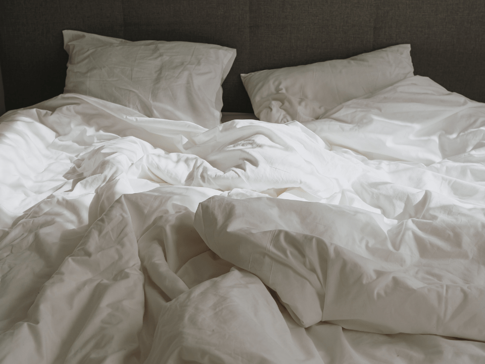 Com que frequência você deve lavar a roupa de cama? Microbiologista explica