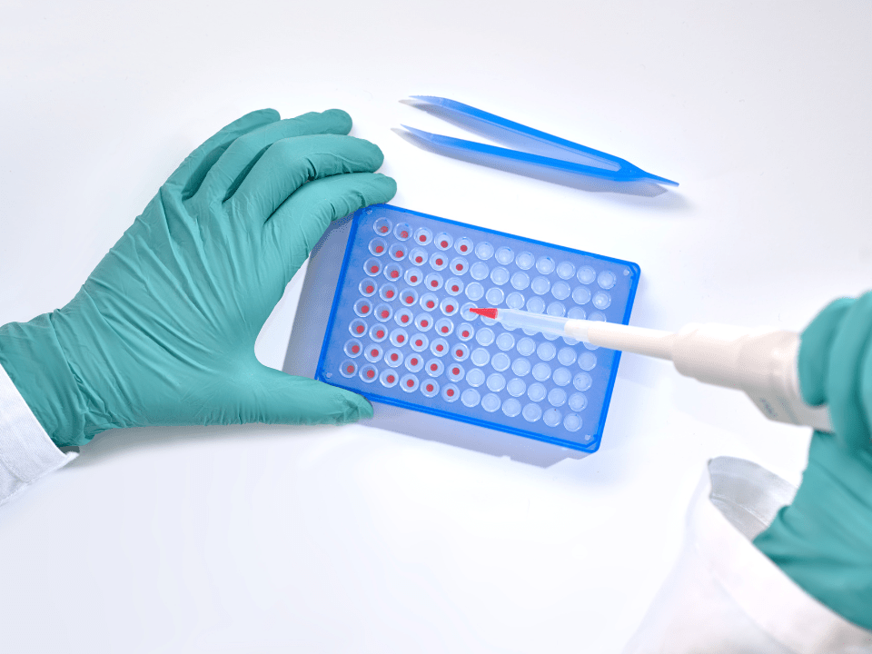 Automatizar etapas exame PCR consolidam dados globais de infecções chega ao Brasil