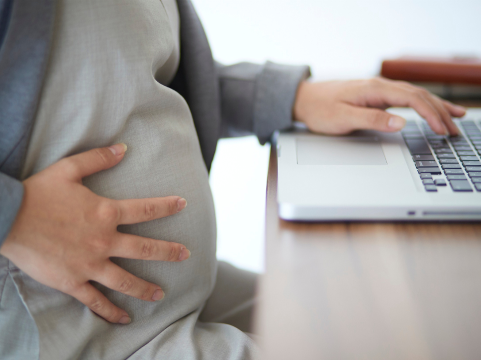 o retorno da gestante ao trabalho presencial e o ambiente laboratorial