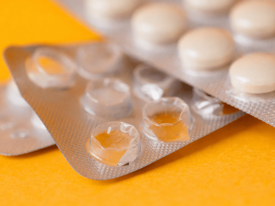 Blister de comprimidos de tramadol, ilustrando a segurança do tramadol na dor crônica.