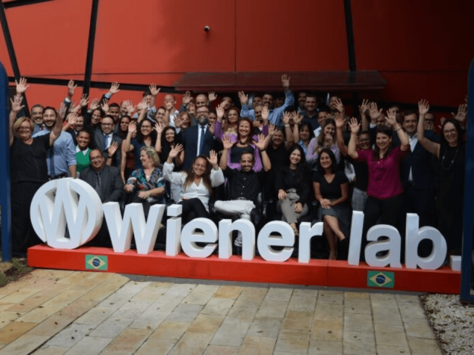 Grupo de profissionais da Wiener lab.