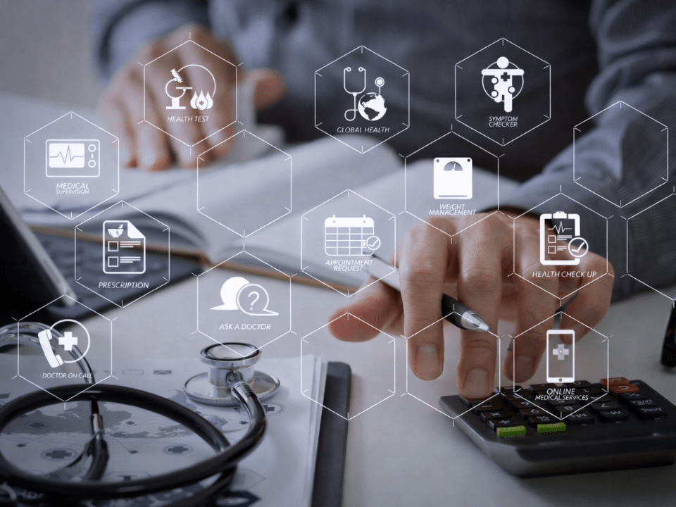 Plataforma de gestão em saúde com integração de dados clínicos e administrativos, representando sistemas HIS e prontuário eletrônico no contexto de saúde digital corporativa.