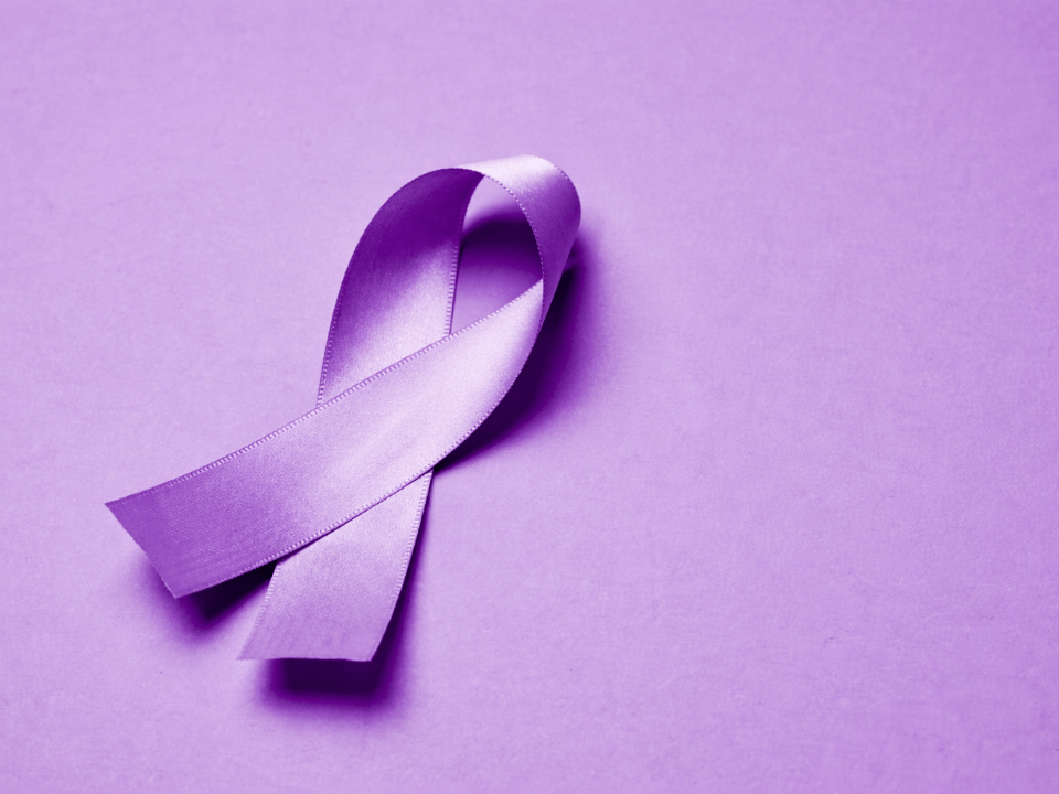 Laço roxo em fundo lilás simbolizando a campanha Janeiro Roxo e a conscientização sobre a hanseníase e o diagnóstico precoce.