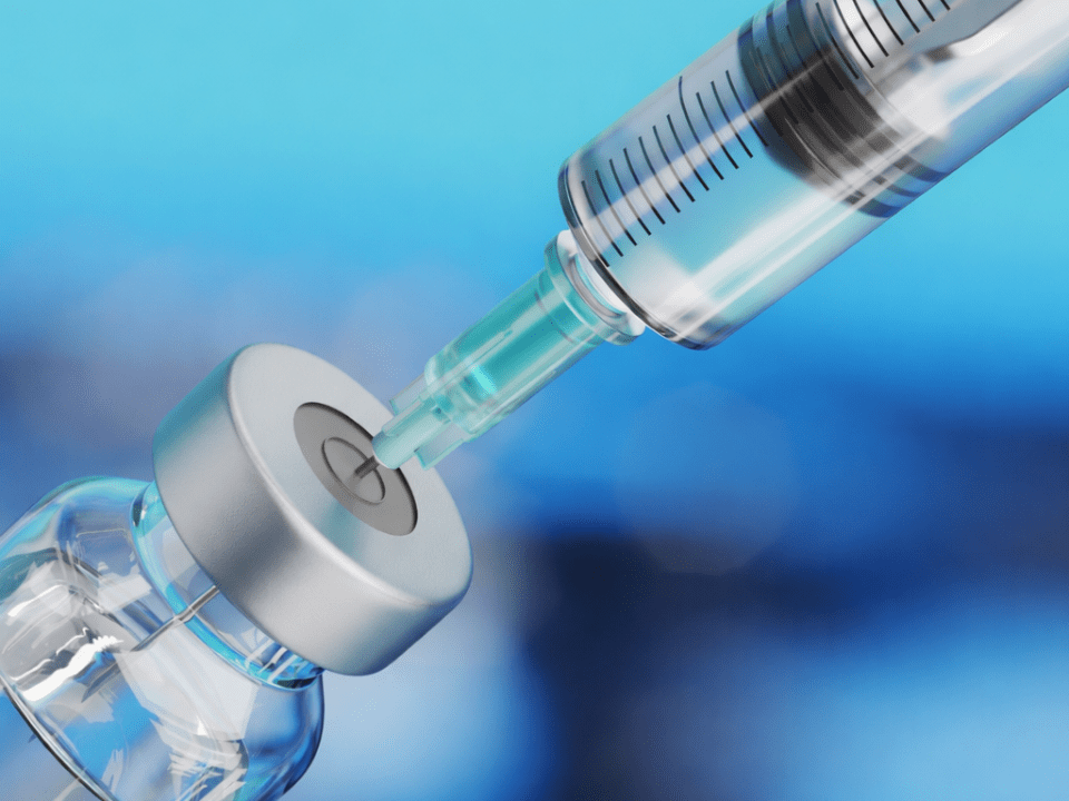 Seringa aspirando medicamento de frasco para PrEP injetável HIV de longa duração avaliada em estudo nacional da Fiocruz.