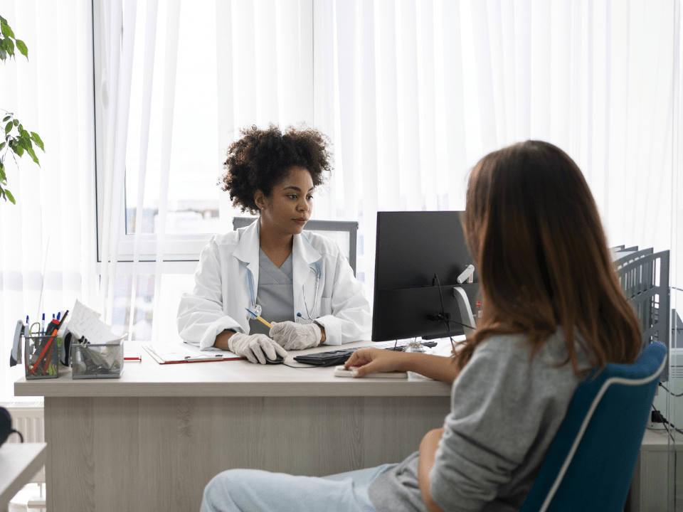 Trombose em pacientes com câncer atendimento médico durante consulta de saúde vascular em ambiente clínico.