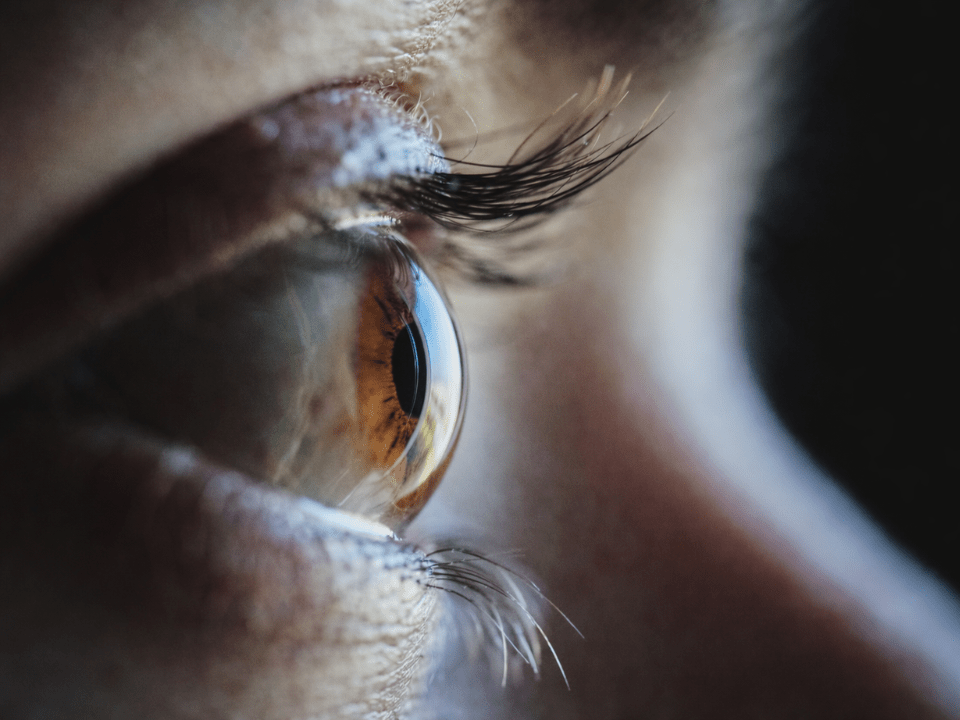 Detalhe de olho humano ilustrando terapia epigenética para neuropatias ópticas em estudo clínico aprovado pelo FDA.