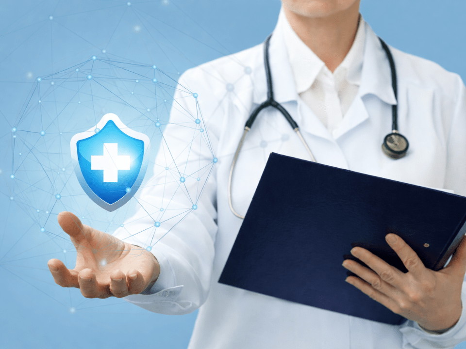 Imagem conceitual representa segurança do paciente e controle de infecções relacionadas à assistência à saúde, com foco em vigilância e qualidade assistencial.