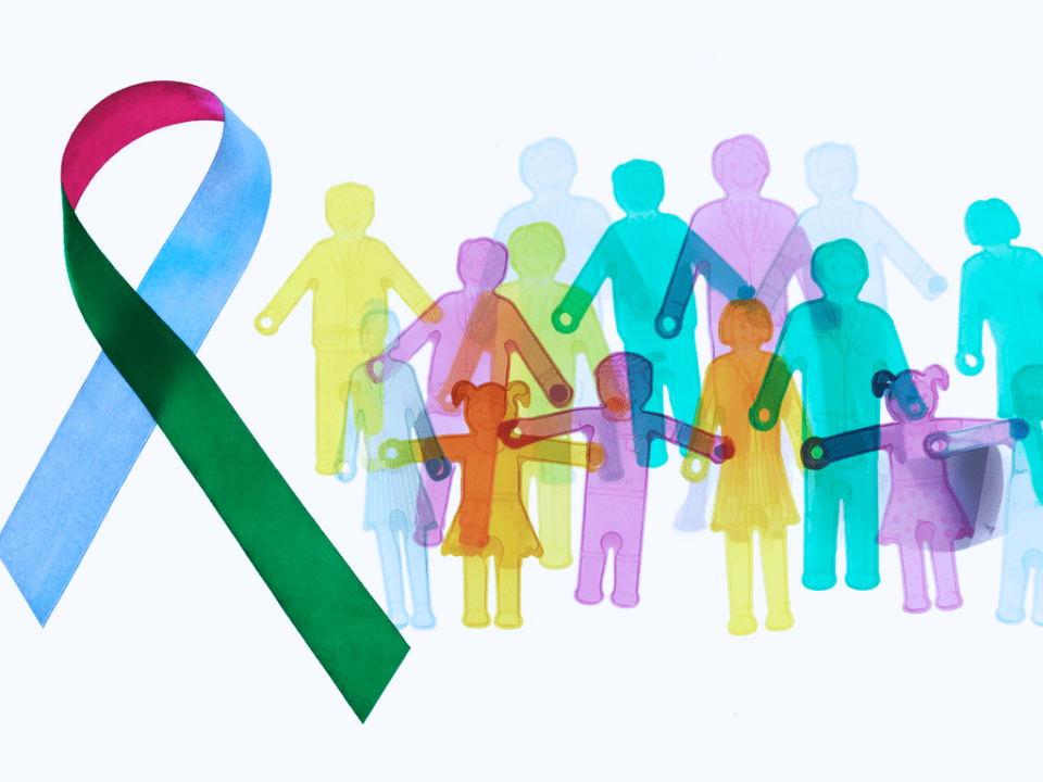 Laço de conscientização em tons de azul, verde e rosa ao lado de figuras humanas coloridas e sobrepostas, representando diversidade, inclusão e apoio a pessoas com doenças raras.