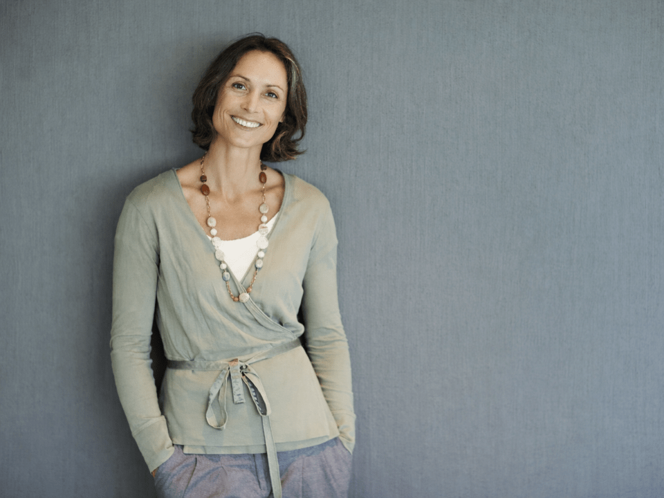 Mulher adulta com expressão tranquila representando saúde mental feminina e equilíbrio emocional.