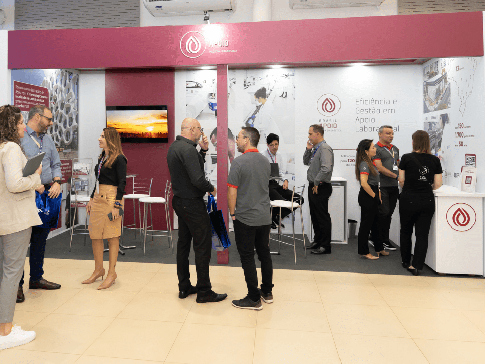 Estande do Brasil Apoio com equipe da AFIP no CONGIPLAB 2026, apresentando soluções em inovação, inteligência artificial e apoio laboratorial em análises clínicas.