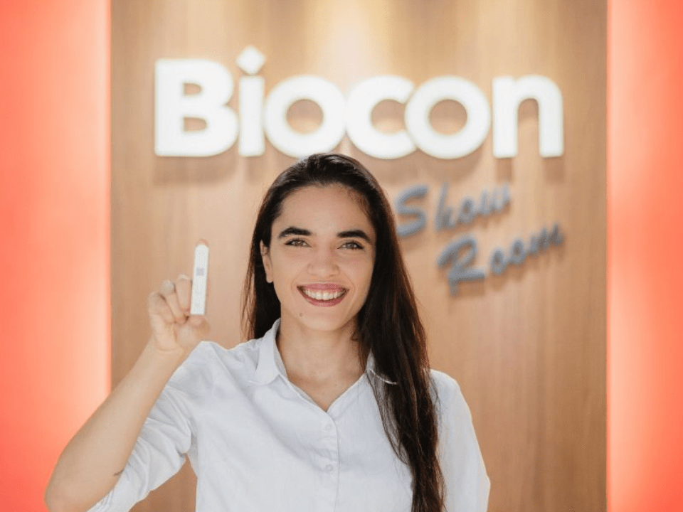 Giulia Lino, diretora internacional da Biocon Diagnósticos, apresenta teste de triagem de Alzheimer por urina, solução não invasiva para detecção precoce da demência em ambiente corporativo de saúde.