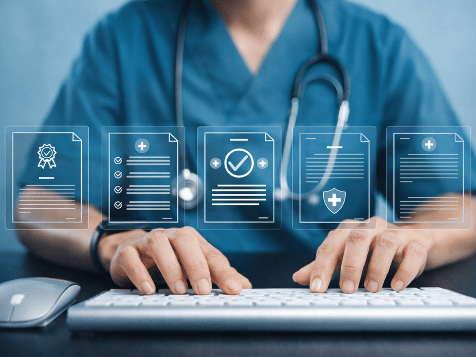 Profissional de saúde digitando em teclado com interface digital de documentos clínicos, representando governança em saúde, controle de dados e compliance em clínicas e serviços de saúde.