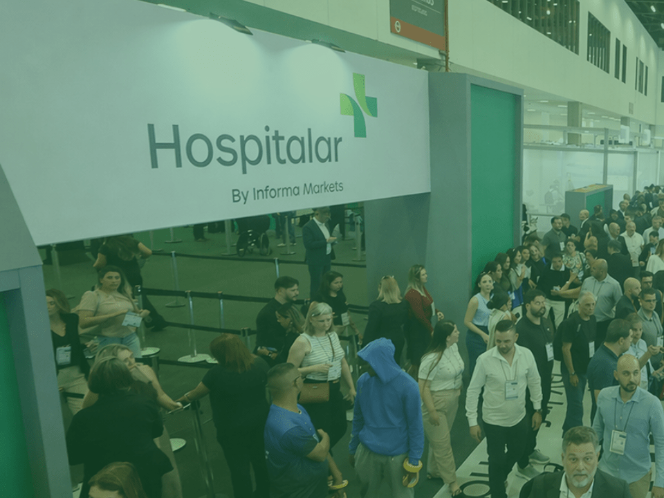 Arenas da Hospitalar 2026 com público e especialistas discutindo inovação, IA e gestão em saúde no São Paulo Expo.