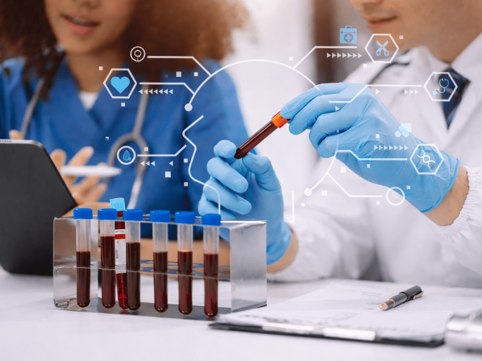 Profissionais de saúde analisam amostras de sangue em tubos de ensaio em ambiente laboratorial, com interface digital sugerindo uso de inteligência artificial no suporte ao diagnóstico.