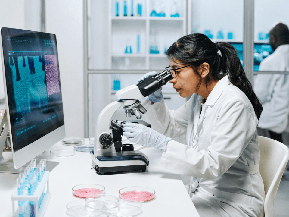 Microscopia em laboratório com uso de IA na patologia digital, mostrando análise de lâminas histológicas em ambiente clínico moderno e controlado.