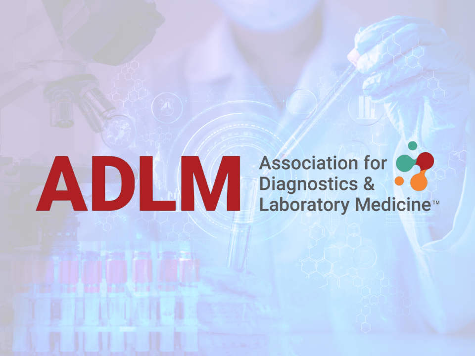 Logo oficial do ADLM, Association for Diagnostics & Laboratory Medicine, sobre fundo tecnológico com elementos de diagnóstico laboratorial, biotecnologia, análises clínicas, inteligência artificial e medicina diagnóstica, representando inovação e transformação digital na saúde durante o ADLM 2026.