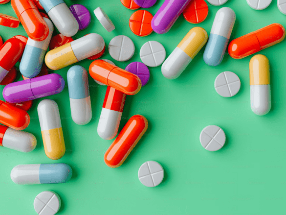 Uso racional de medicamentos em contexto laboratorial com análise clínica e monitoramento terapêutico.