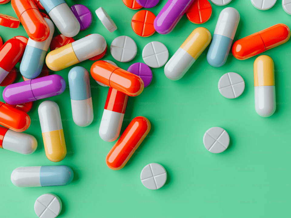 Uso racional de medicamentos em contexto laboratorial com análise clínica e monitoramento terapêutico.