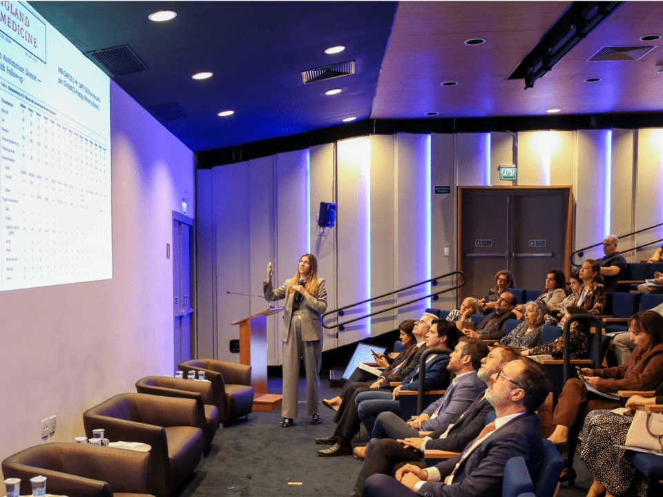 Debate sobre terapias avançadas e diagnóstico inovador durante evento da CBDL sobre acesso à terapia CAR-T Cell e medicina personalizada no Brasil.