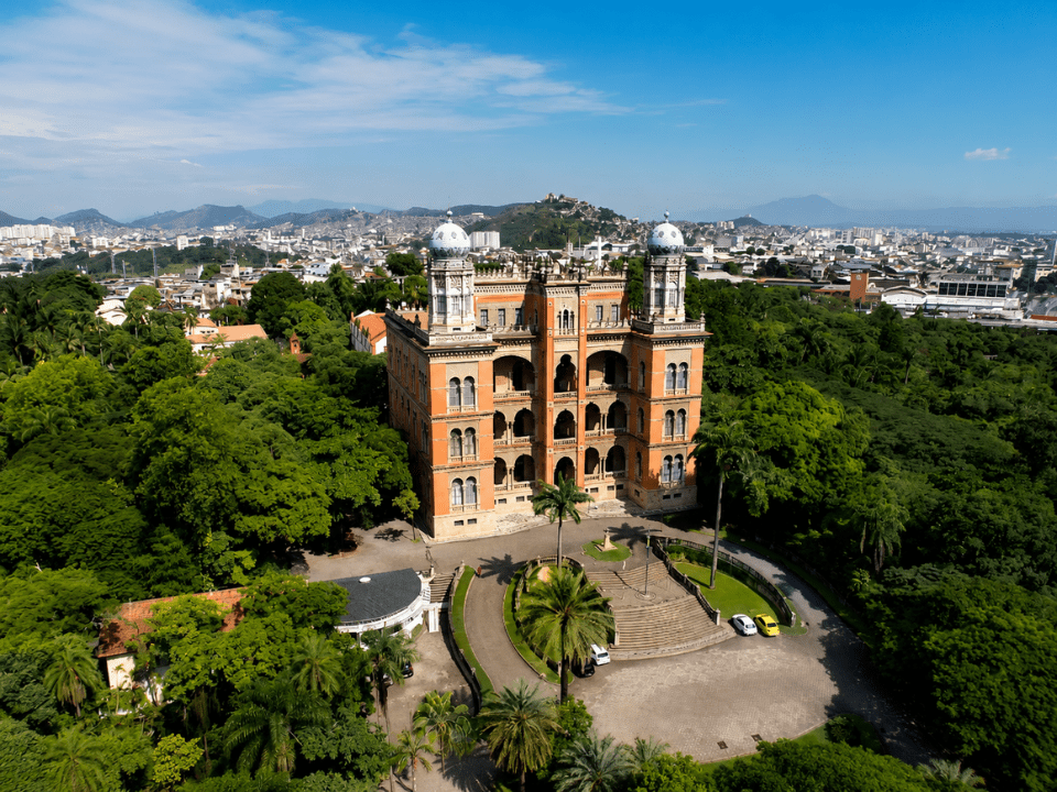 Vista aérea da sede da Fiocruz no Rio de Janeiro cercada por área verde urbana, ilustrando avanço da produção nacional de terapias CAR-T e da biotecnologia em saúde no Brasil.