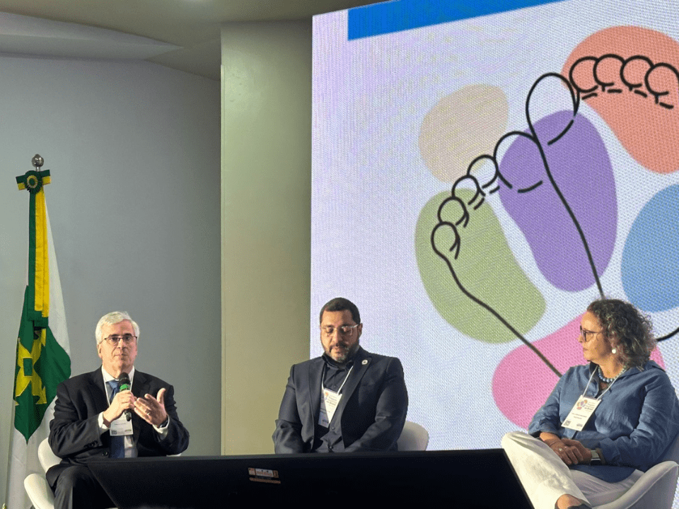 Debate durante o Fórum Nacional sobre Triagem Neonatal no Brasil reúne especialistas, entidades de saúde e representantes do governo para discutir expansão, acesso e fortalecimento da triagem neonatal no Brasil.