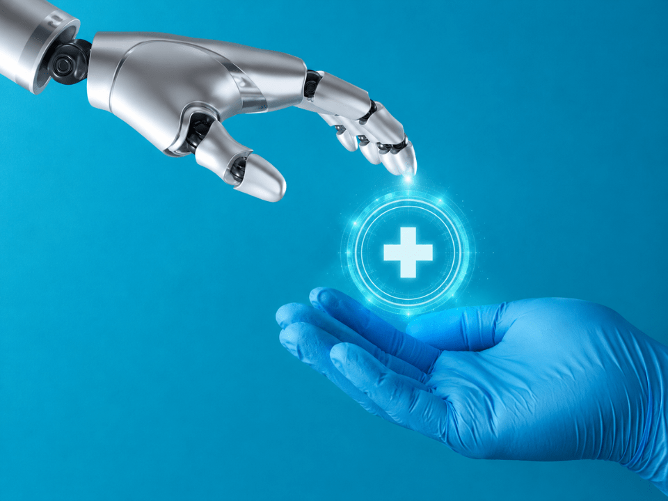Representação de IA na saúde com braço robótico interagindo com símbolo médico digital sobre fundo azul, ilustrando transformação digital, inovação hospitalar e governança tecnológica na saúde.