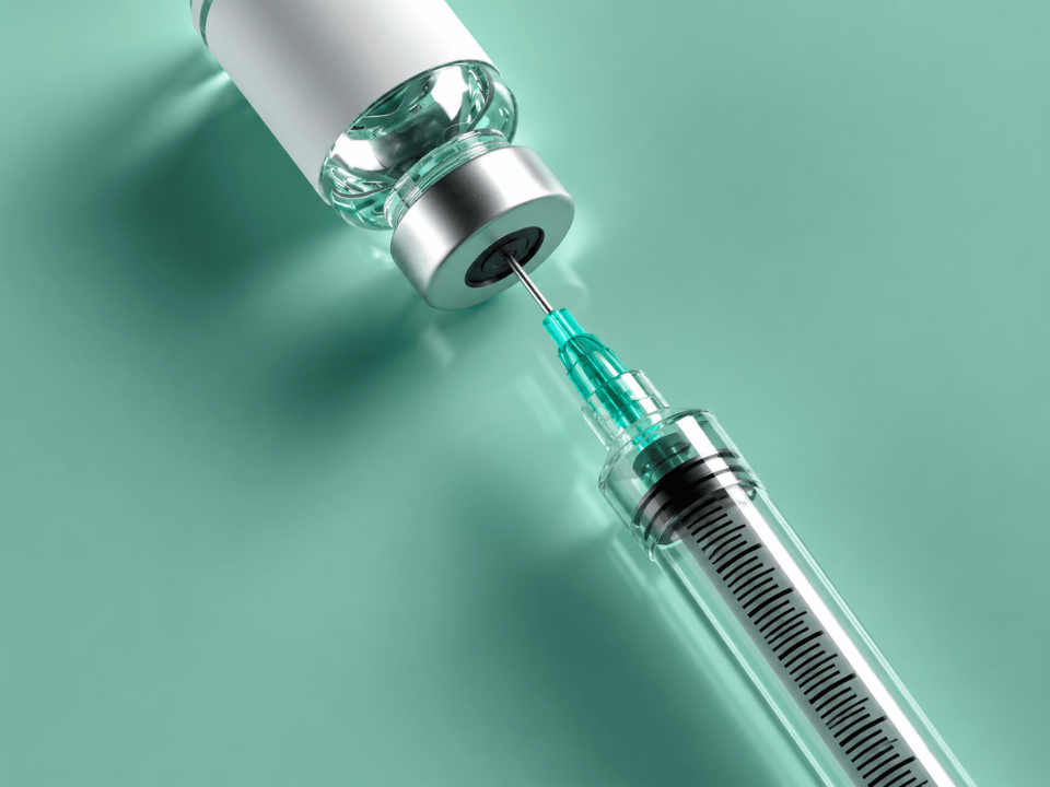 Frasco e seringa em ambiente biomédico moderno ilustram os desafios científicos e os avanços nas pesquisas para vacina contra HIV, com foco em imunologia, vacinologia e inovação em saúde.