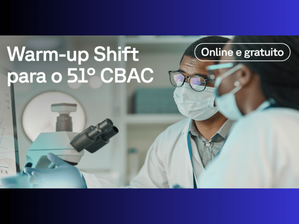 Profissionais da medicina diagnóstica analisam exames em laboratório durante divulgação do webinar sobre o Estatuto dos Direitos do Paciente na medicina diagnóstica, promovido pela Shift no Warm-up para o 51º CBAC, com foco em compliance, segurança da informação e experiência do paciente.