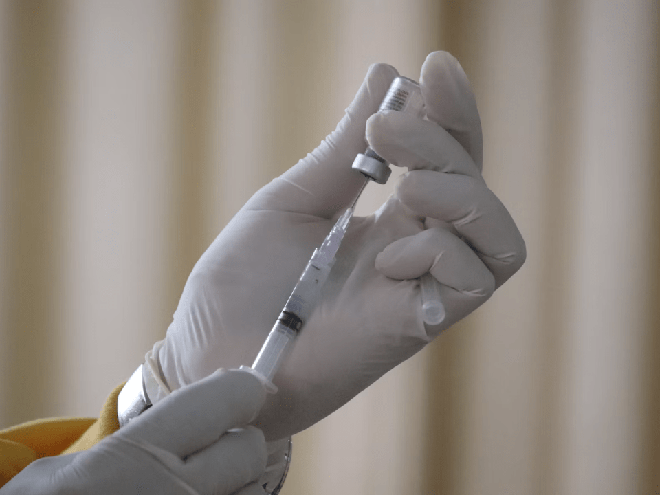 Profissional de saúde prepara dose da vacina pneumocócica 20-valente no SUS, estratégia que amplia a proteção contra pneumonia, meningite bacteriana, sepse e outras infecções pneumocócicas invasivas causadas por Streptococcus pneumoniae.
