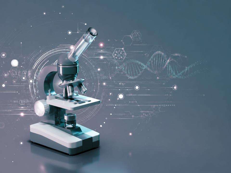 Microscópio digital em ambiente futurista cercado por elementos gráficos tecnológicos, conexões de dados e representação visual de DNA, simbolizando o avanço da IA em doenças raras e sua aplicação na genética clínica, medicina de precisão e diagnóstico molecular. A imagem destaca a integração entre análises laboratoriais, genômica e inteligência artificial para apoiar a identificação de condições raras de difícil diagnóstico.