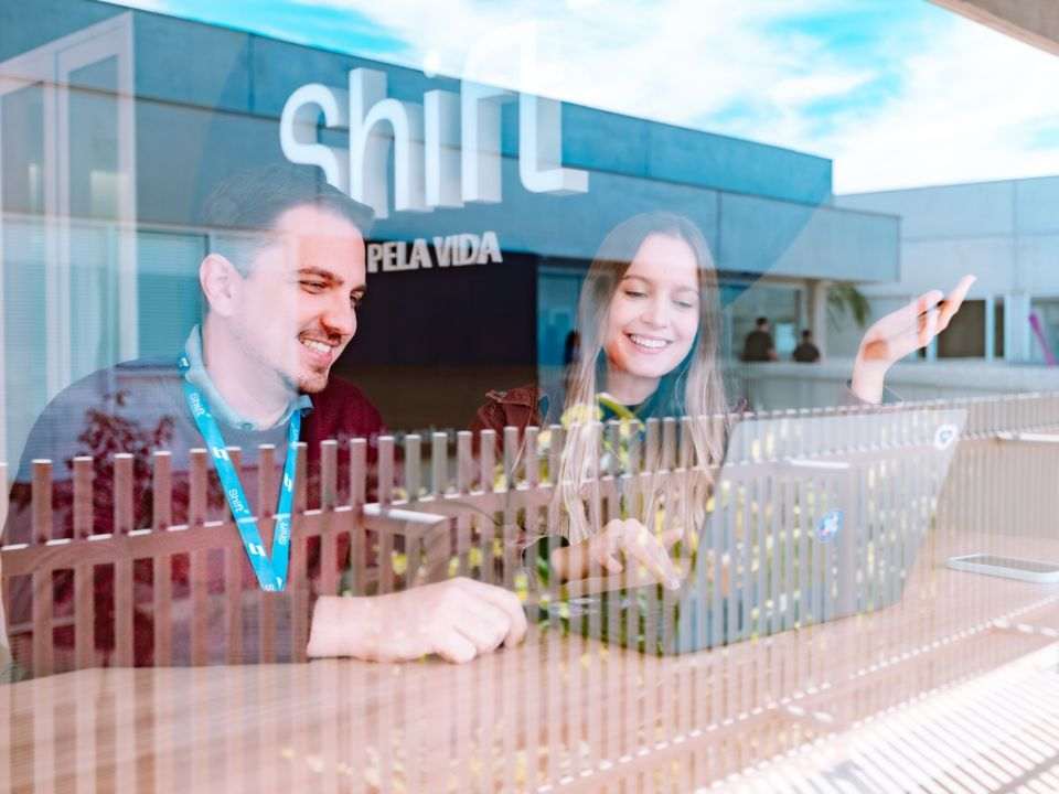 Profissionais da Shift em ambiente corporativo colaborativo, utilizando tecnologia digital para apoiar laboratórios e centros de diagnóstico durante os principais eventos de medicina diagnóstica 2026, com foco em automação, gestão laboratorial e transformação digital na saúde.