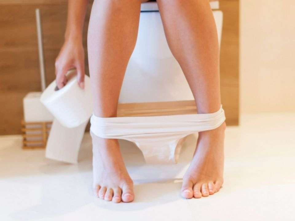 Imagem ilustrativa sobre alterações na urina e os possíveis sinais relacionados à hidratação, infecções urinárias, cálculos renais e outras condições do trato urinário.