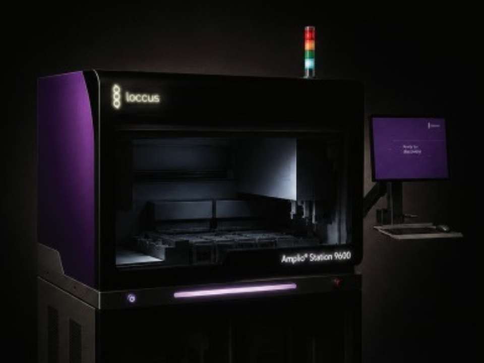 Desenvolvido pela Loccus, o Amplio Station 9600 automatiza todas as etapas do teste molecular para HPV e processa até 960 amostras por turno.