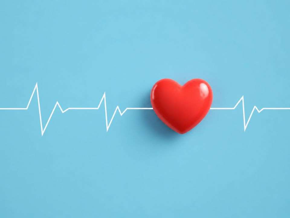Insuficiência cardíaca em ilustração com coração vermelho e traçado de eletrocardiograma, destacando diagnóstico precoce e saúde cardiovascular.