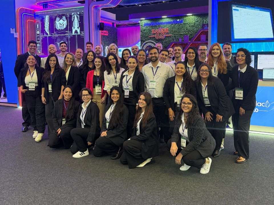 Equipe Autolac reunida no estande da WMI durante a Hospitalar 2026, em apresentação do Autolac 10.0 LIS web-based para laboratórios de análises clínicas, com foco em tecnologia em nuvem, inteligência artificial e gestão laboratorial.