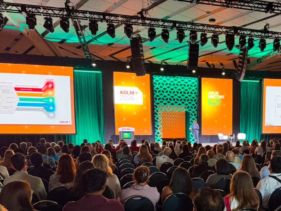 Presença brasileira no ADLM 2026 durante a abertura do congresso em Anaheim.
