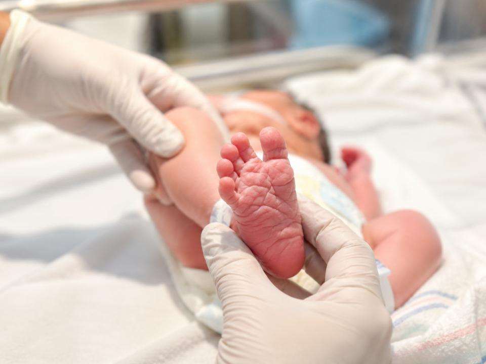 Teste do pezinho em recém-nascido durante triagem neonatal, procedimento essencial para diagnóstico precoce e cuidado neonatal especializado.