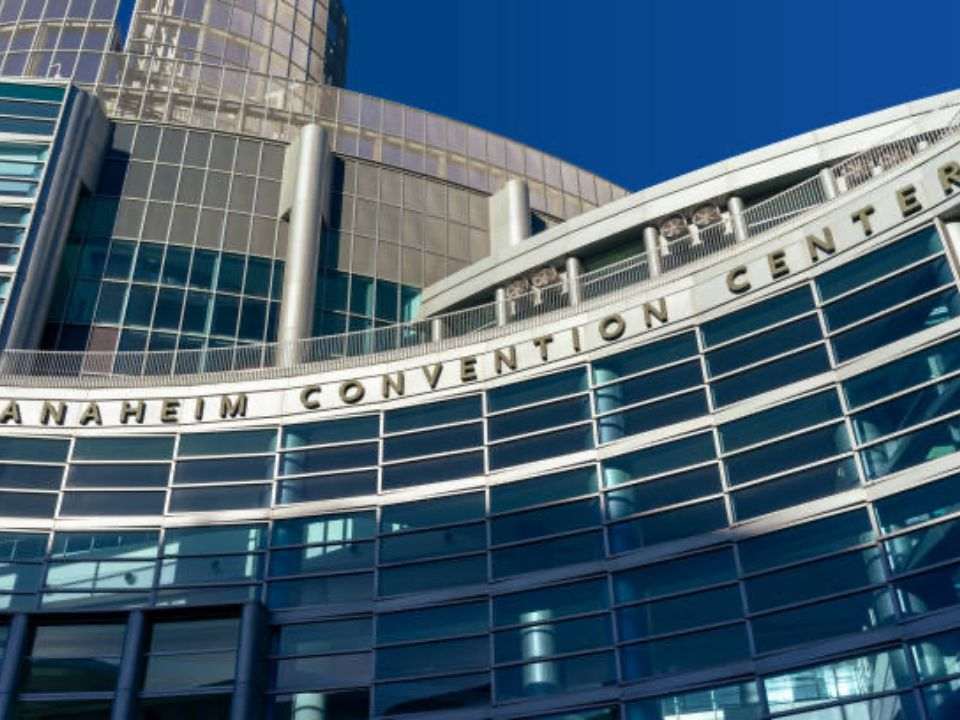 Delegação brasileira na ADLM 2026 durante evento internacional de medicina diagnóstica em Anaheim