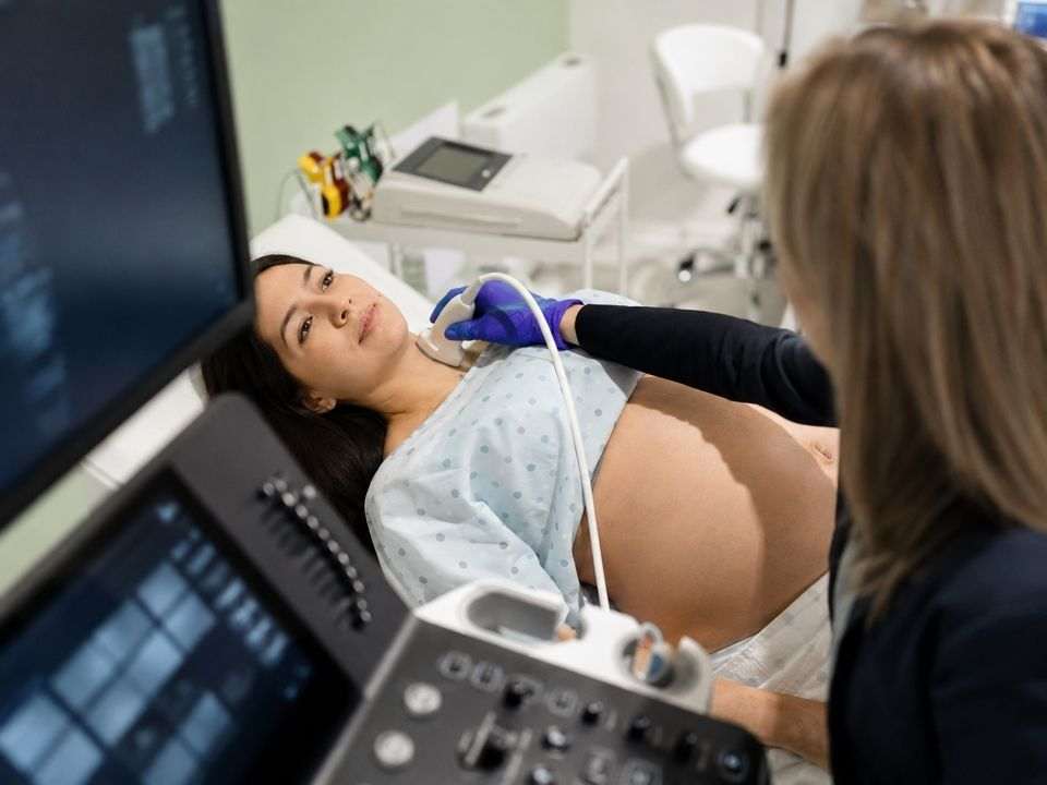Avaliação da tireoide na gestação com exames de TSH, T4 livre e anti-TPO.