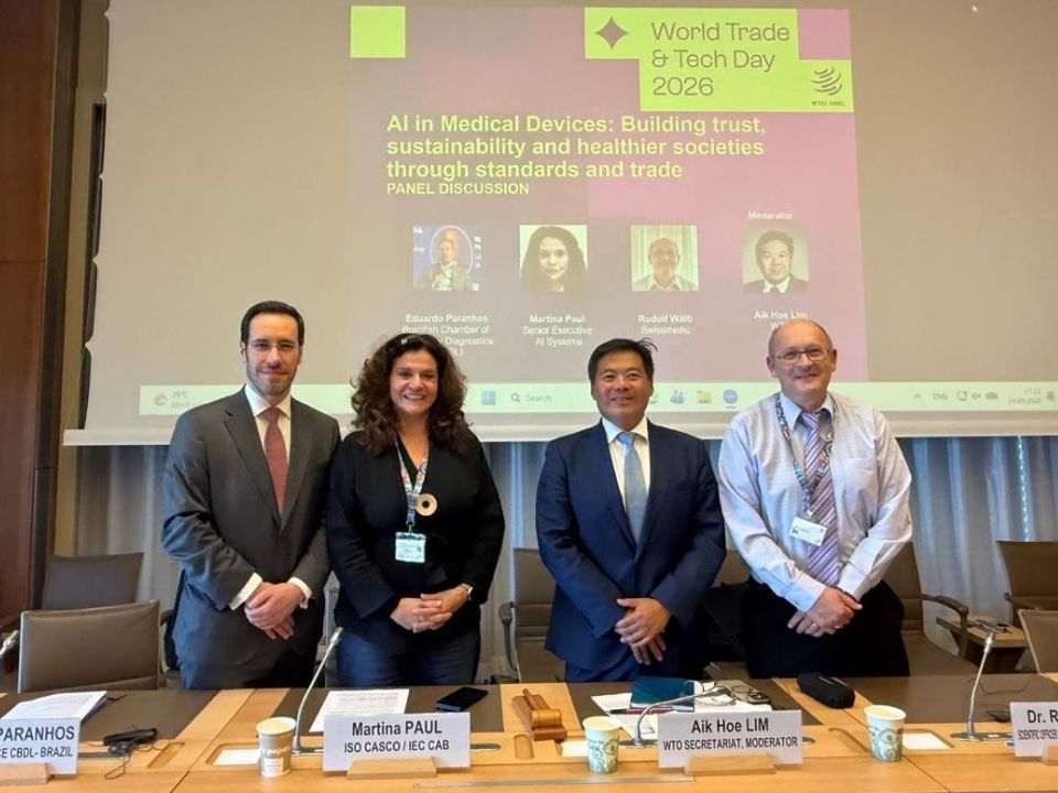Texto alternativo: Eduardo Paranhos, à esquerda, com participantes do painel sobre IA em dispositivos médicos no World Trade & Tech Day 2026, em Genebra.