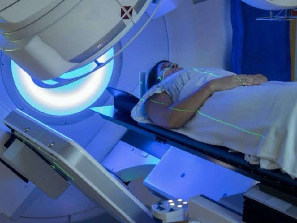 Representação de tratamento radioterápico relacionado à protonterapia, técnica estudada para reduzir a dose de radiação em órgãos e tecidos próximos ao tumor.
