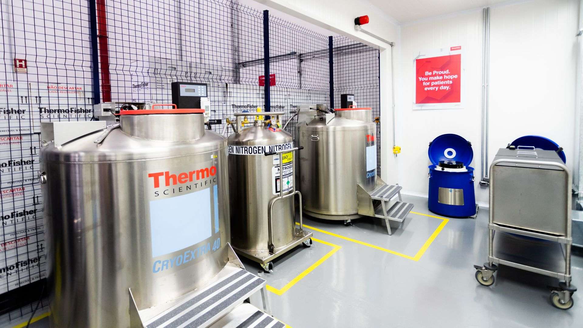 Criogenia para ensaios clínicos na área de armazenamento da Thermo Fisher Scientific em São Paulo.