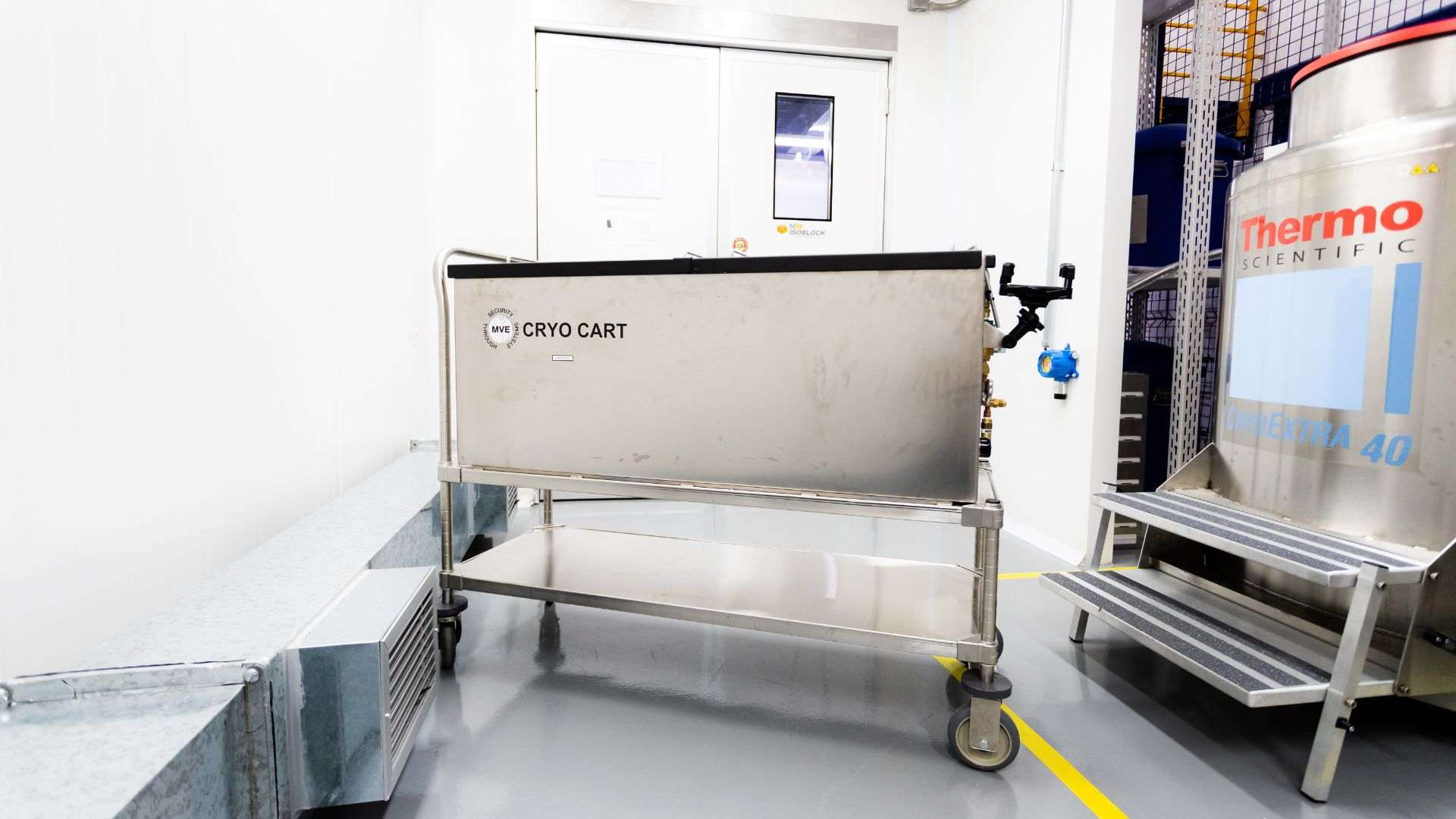 Equipamento auxiliar de movimentação na área de criogenia para ensaios clínicos da Thermo Fisher Scientific.