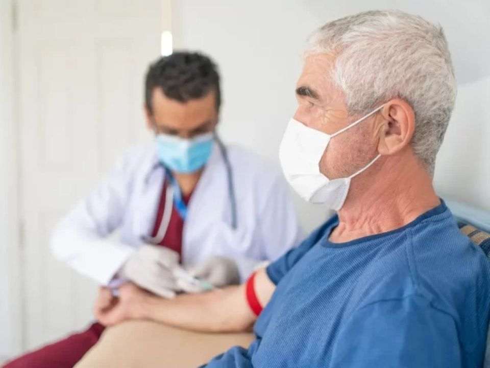 Profissional de saúde realiza coleta de sangue em domicílio, tema abordado na RDC 1.043/2026.