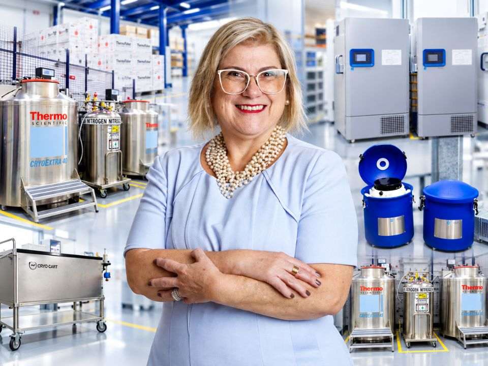 Composição editorial que reúne o retrato de Maria Rodrigues e imagens do Centro Logístico de Ensaios Clínicos da Thermo Fisher Scientific, em São Paulo.