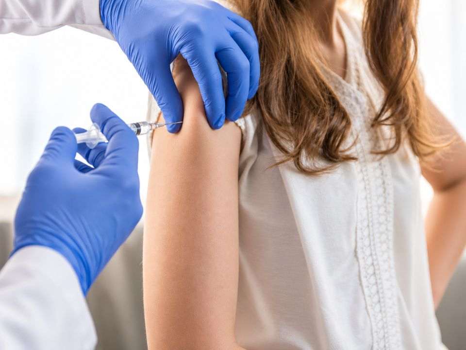 Estudo brasileiro identifica redução nos atendimentos por lesões cervicais de alto grau após a introdução da vacinação contra HPV.